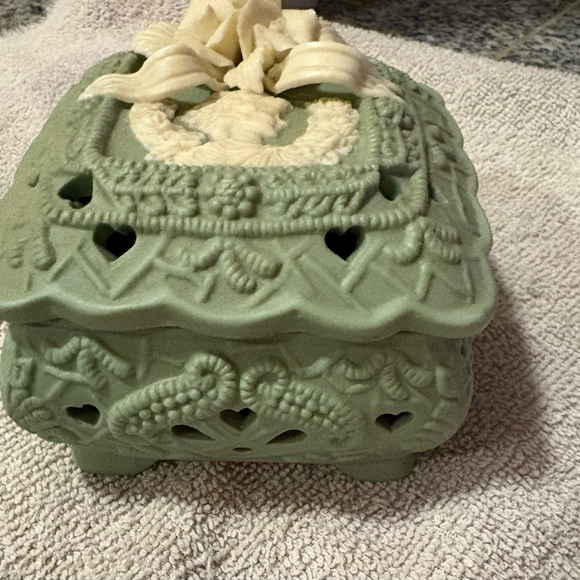 Elegant Green and Cream Ceramic Box - Picture 2 of 8